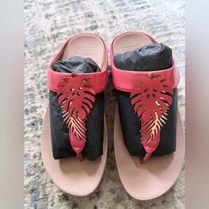 Fitflop Tropical Leaf Pink Thong Sandals